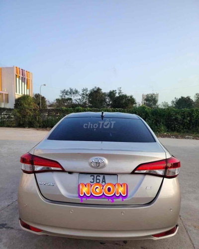 Toyota Vios màu Vàng cát