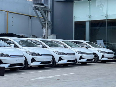 BYD M6 Trắng 7 chỗ