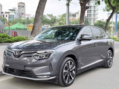 Xe điện VinFast VF8 Plus 2024 Xám