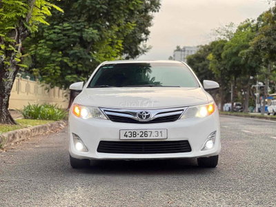 Toyota Camry 2.5 XLE Trắng