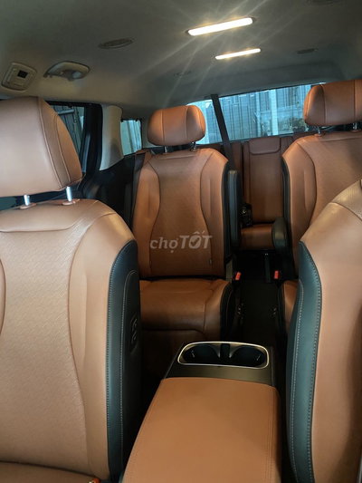 Kia Carnival xanh 7 chổ
