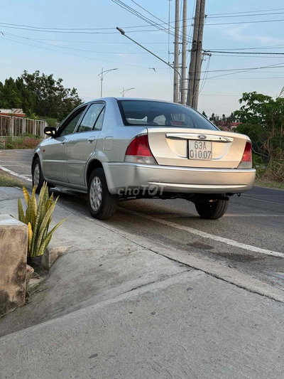 Ford 5 chỗ màu Bạc