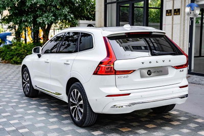 Volvo XC60 Ultimate Bright B6 2023 Trắng