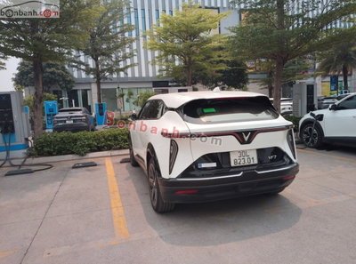 Xe VinFast VF7 Eco 2025