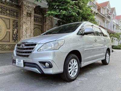 Gia đình bán xe Toyota Innova bản G số tự động