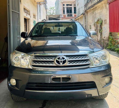 Toyota Fortuner 2010 Xám
