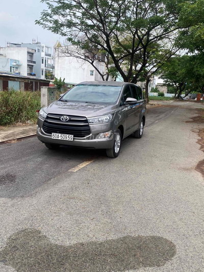Toyota Innova Số sàn Vàng cát