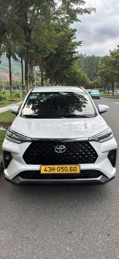 Toyota Veloz Trắng 7 chỗ