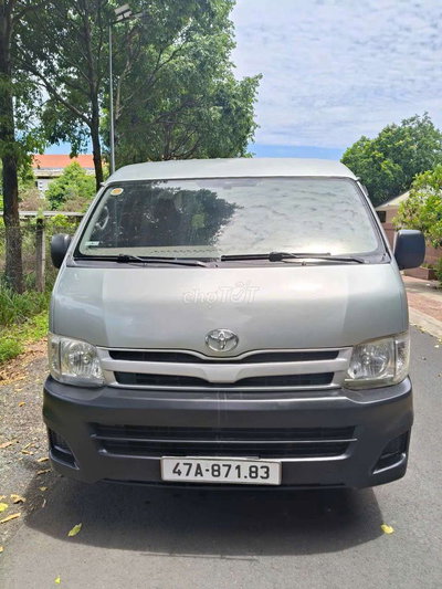 Toyota Hiace 2011 Bạc 190.000km