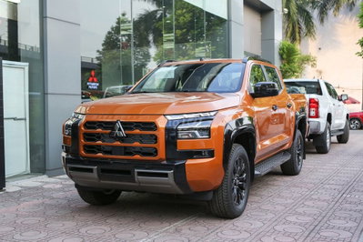 Mitsubishi Triton 2 cầu, giảm gần 100tr tiền mặt