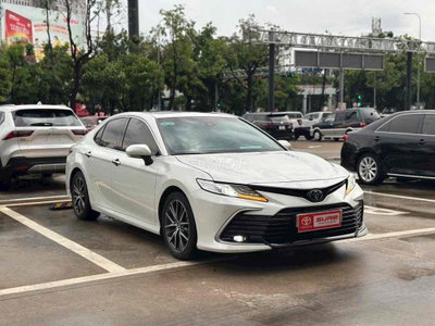 Toyota Camry 2.0 Q Trắng