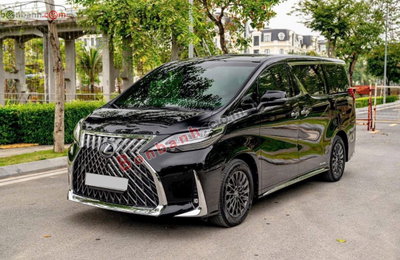 Xe Lexus LM 300h Royal Lounge 2020
