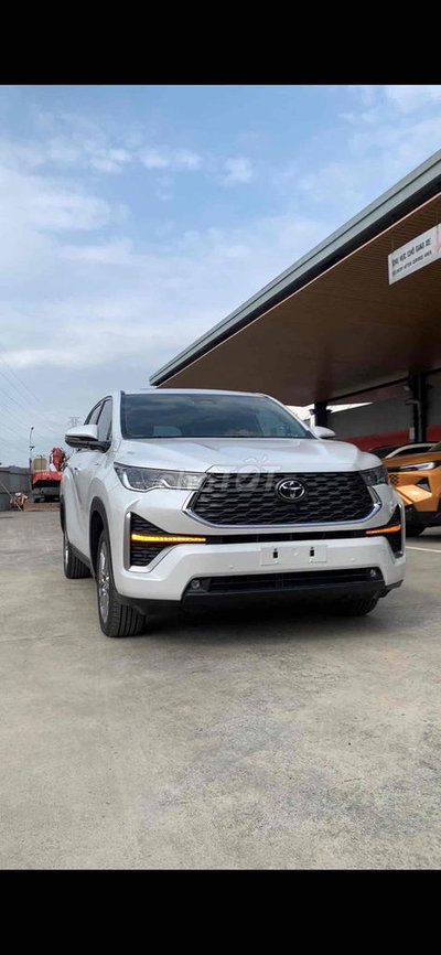 Toyota Innova Cross HEV Trắng
