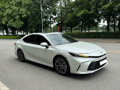 Toyota Camry Trắng