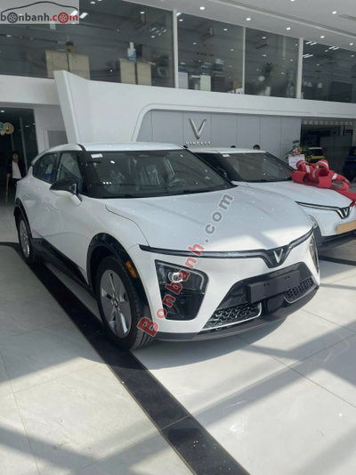 Xe VinFast VF7 Eco 2026