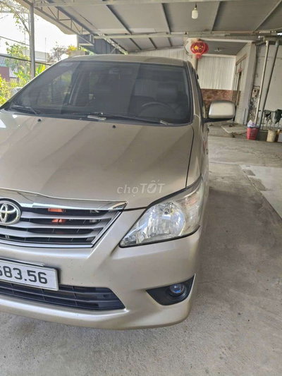 Toyota Innova E 2013 Vàng cát