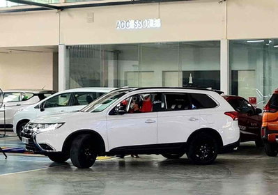 Mitsubishi Outlander 2019 2.4 4WD Trắng đen