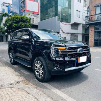 Ford Everest 2023 Titanium Đen đi lướt