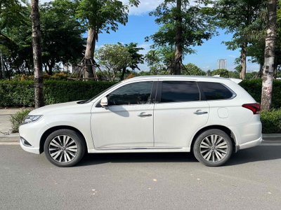 Mitsubishi Outlander 7 chỗ Trắng
