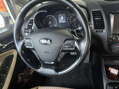 Kia Cerato Trắng 5 chỗ Xăng