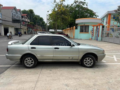 Nissan Sunny Bạc