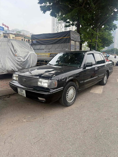Toyota Crown Đen