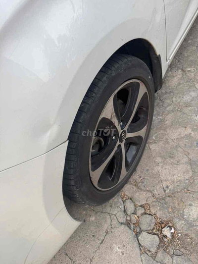 Kia Rondo Trắng Số sàn 276656 km