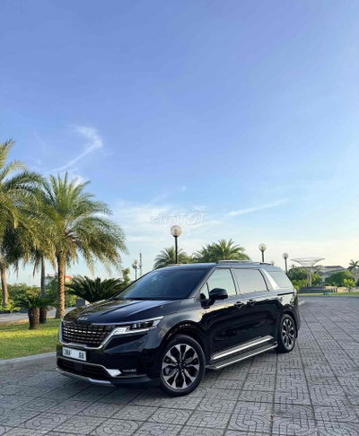 Kia Carnival Signature 2.2D 2023 Đen 5 vạn km