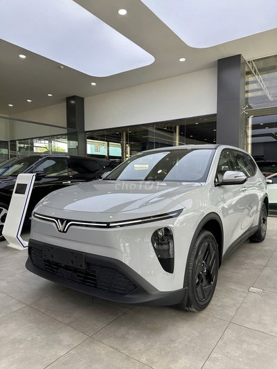 VinFast MPV7 tặng 2 năm bảo hiểm 15Tr