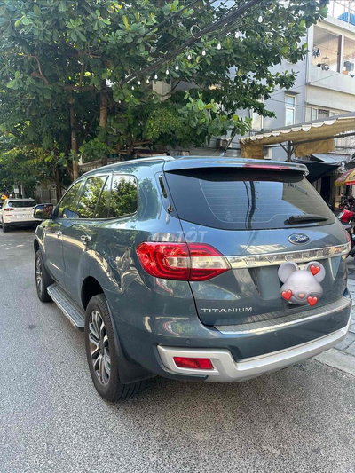 Ford Everest Titanium Xanh
