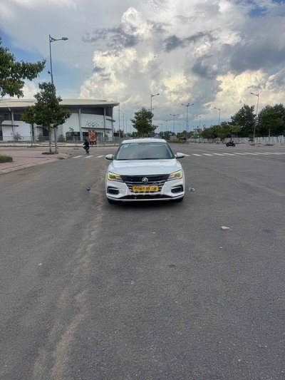 MG MG5 Trắng 5 chỗ Số sàn