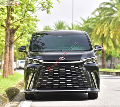 Xe Lexus LM 500h 2025