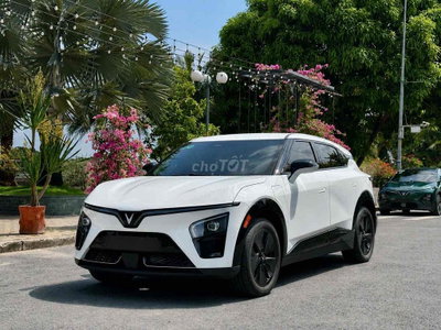 Vinfast VF7 Eco 2025 - Trắng - 4.000 km - Mua pin