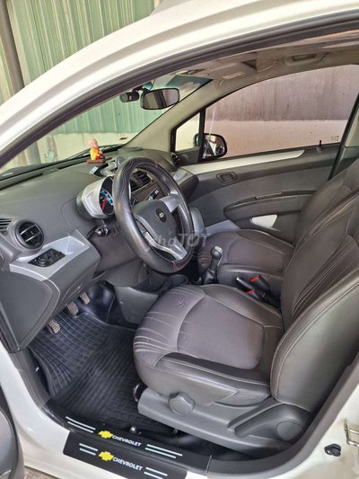Chevrolet Spark Trắng