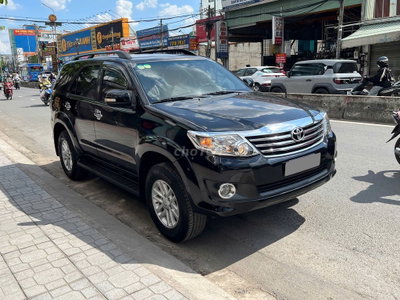 Toyota Fortuner AT xăng model 2015 màu đen