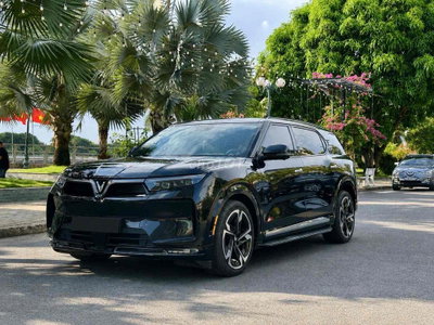 VF9 Plus 2025 - Đen - 1v7km - trần thép 7 ghế