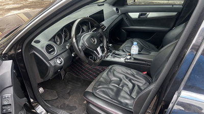 Mercedes-Benz C-Class màu Đen