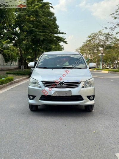Xe Toyota Innova 2.0V 2012