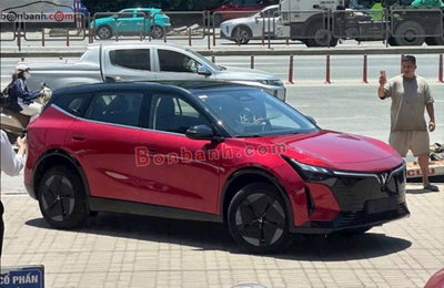 Xe VinFast VF8 Eco 2026