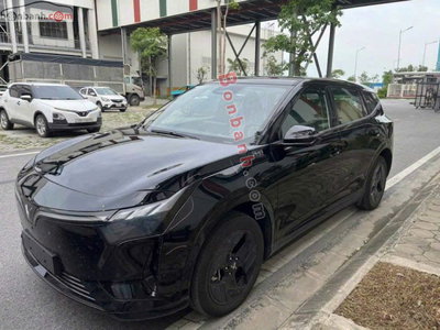 Xe VinFast VF8 Eco 2026