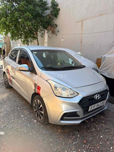 Hyundai i10 màu Bạc