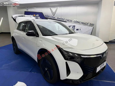 Xe VinFast VF8 Eco 2026