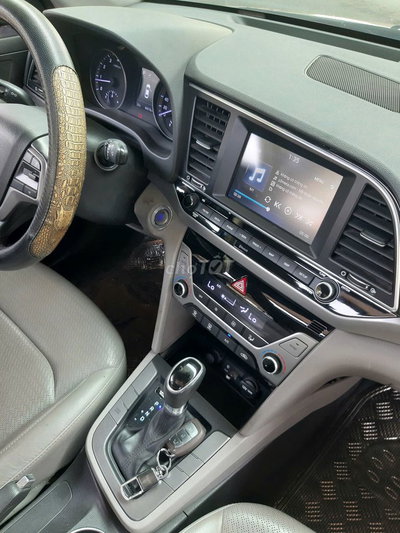 Hyundai Elantra 2016 số tự động