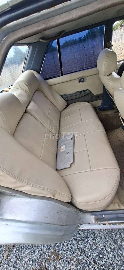 Nissan Bạc 4 chỗ
