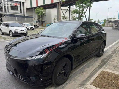 Xe VinFast VF8 Eco 2026