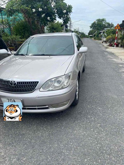 Toyota Camry 2.4G màu bạc