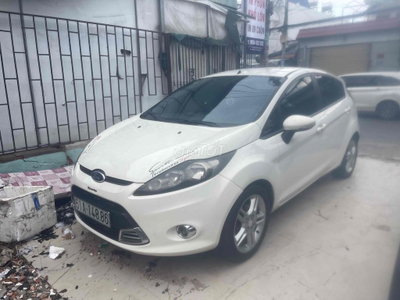 Ford Fiesta Trắng Tự động