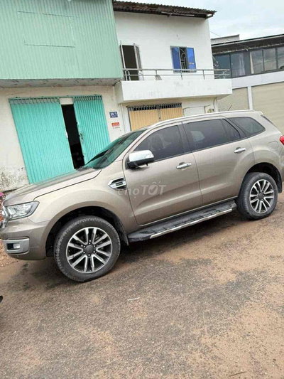 Ford Everest Titanium Vàng cát