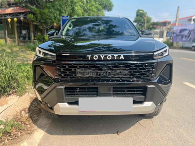 Toyota Hilux Bán tải Đen 5 chỗ