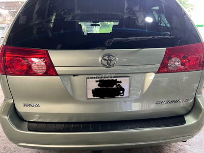 Toyota Sienna LE Xanh lá cây